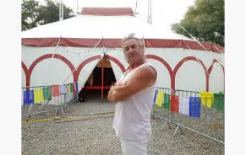 Cirque au terrain de football