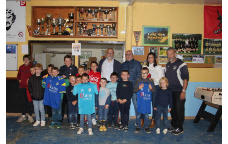 REMISE D'UN JEU DE MAILLOTS POUR LES EQUIPES JEUNES