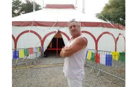 Cirque au terrain de football